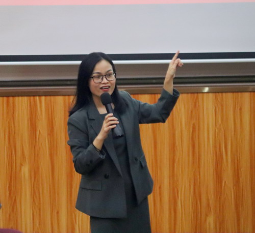 谭经宇主讲.JPG