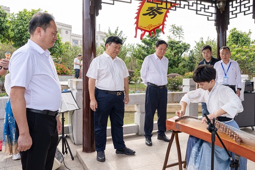 品茗抚琴.JPG