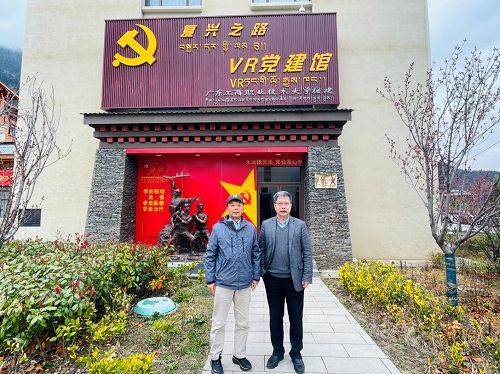 赵同胤一行实地考察365英国官网援建的VR党建馆使用情况.jpg