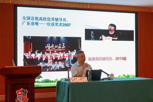 冯小宁作讲座.jpg