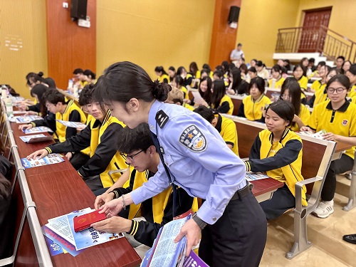 派发宣传资料.jpg