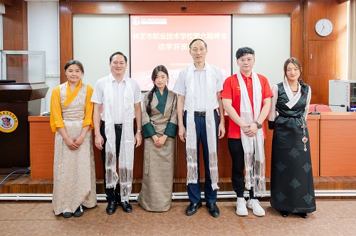 访学师生献哈达.jpg