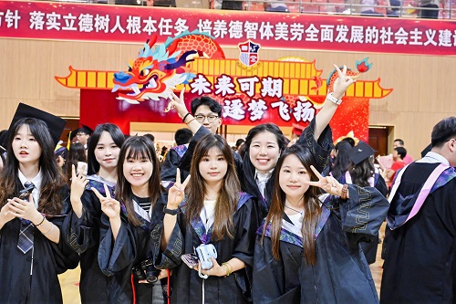 毕业生合影.jpg