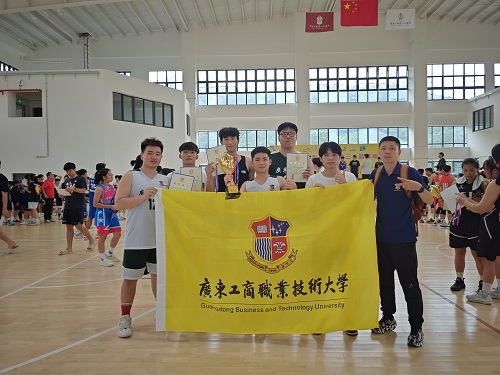 教练员运动员合影.jpg