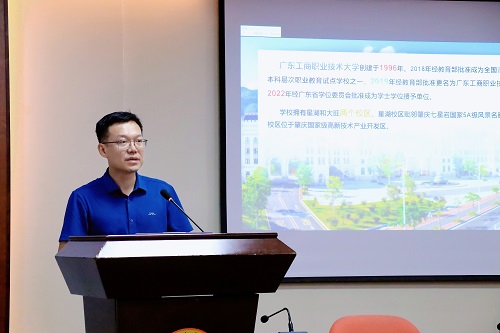 方泽强作专题报告.jpg