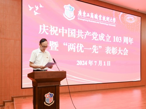 和飞宣读表彰决定.jpg