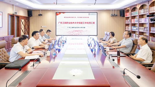 听取党建工作汇报.jpg