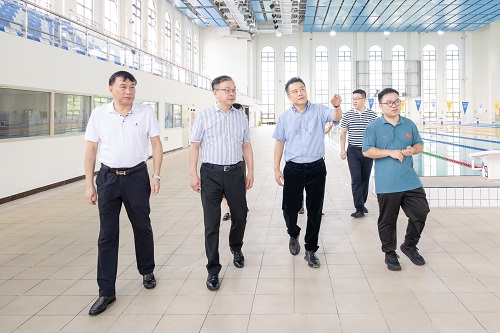 考察学校跳水游泳馆.jpg