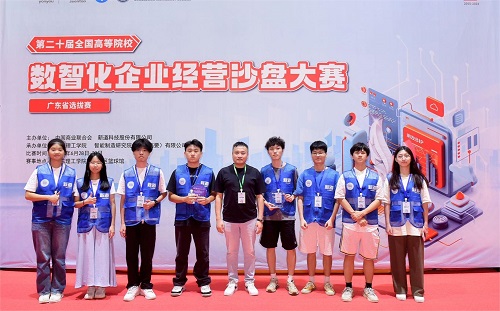 365英国官网参赛师生合影.jpg