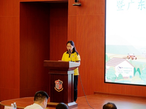 学生代表钟淑祁发言.jpg
