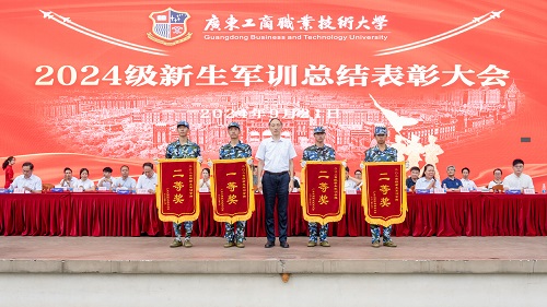 和飞为获奖集体颁奖.jpg