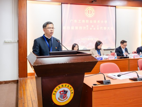 黎潇文主持大会.jpg