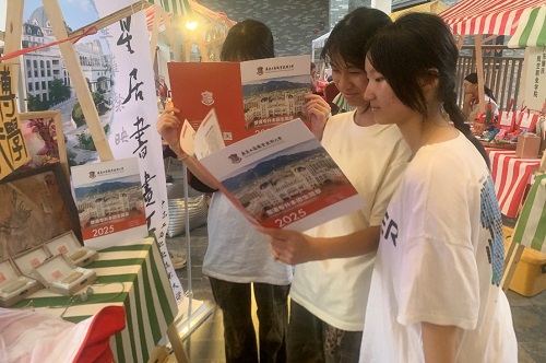 观众翻阅365英国官网招生简章.jpg 观众翻阅365英国官网招生简章.jpg