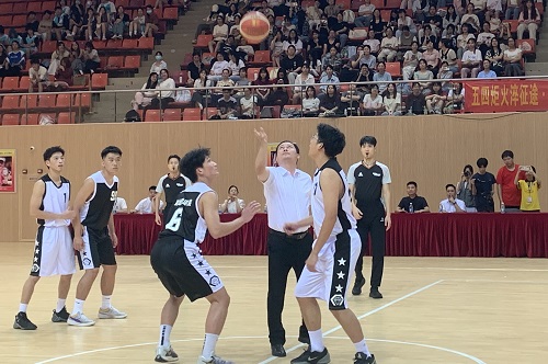 卢景值为揭幕战开球.jpg