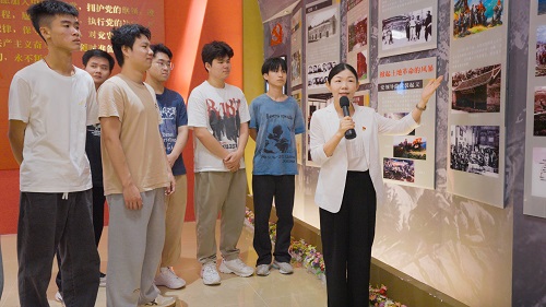 学生在党建馆上课1.jpg