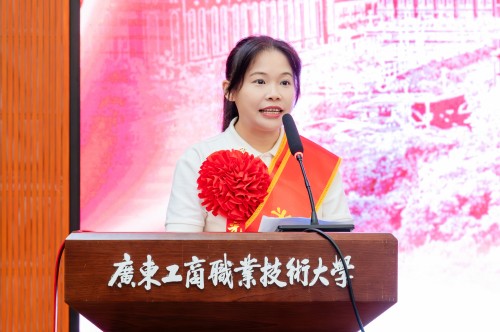教师代表区穗玲发言.jpg
