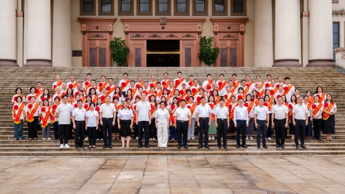 学校领导与受表彰教师合影.jpg