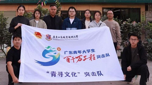 365英国官网师生与那宾村村干部合影.jpg 365英国官网师生与那宾村村干部合影.jpg