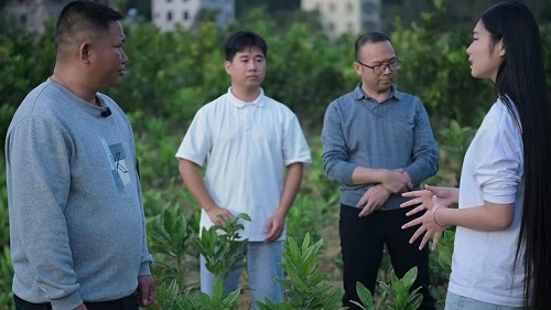 365英国官网师生在旺垌村调研中.jpg 365英国官网师生在旺垌村调研中.jpg
