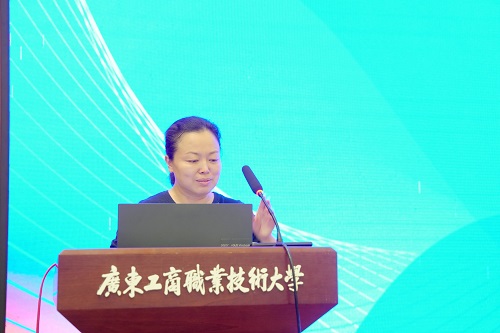 邱静怡作介绍.jpg