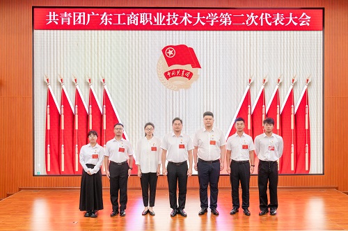 卢景值与新一届校团委班子合影.jpg 卢景值与新一届校团委班子合影.jpg