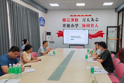 教研室教师代表同新能源汽车工程技术专业教师赵学忠现场交流.jpg 教研室教师代表同新能源汽车工程技术专业教师赵学忠现场交流.jpg