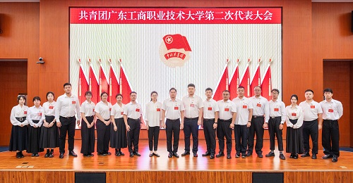 卢景值与新一届校团委委员合影.jpg 卢景值与新一届校团委委员合影.jpg