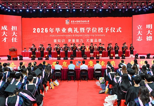 颁发毕业证书3.jpg 颁发毕业证书3.jpg