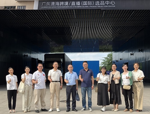 在澳海跨境选品中心双方合影.jpg 在澳海跨境选品中心双方合影.jpg
