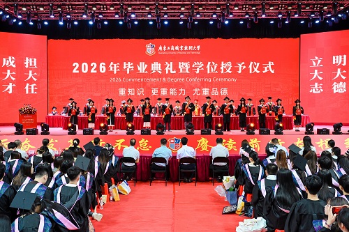 颁发优秀毕业生荣誉证书.jpg 颁发优秀毕业生荣誉证书.jpg
