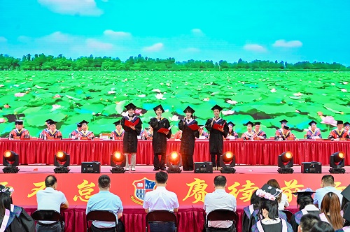 毕业生代表集体发言.jpg 毕业生代表集体发言.jpg