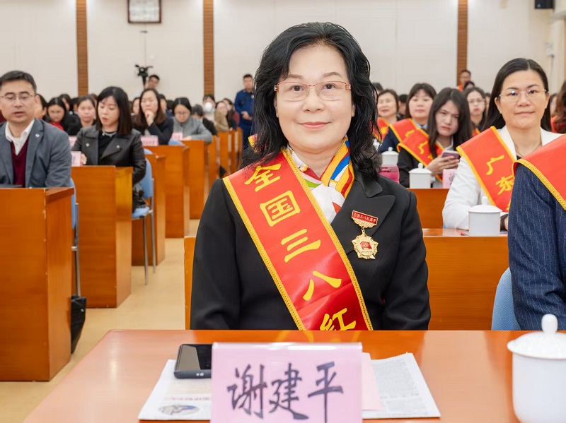 董事长谢建平.jpg 董事长谢建平.jpg