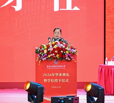 毕业生家长代表发言.jpg 毕业生家长代表发言.jpg