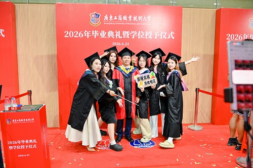 毕业生与校领导合影.jpg 毕业生与校领导合影.jpg
