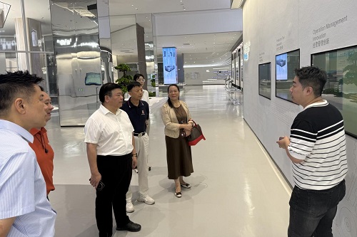 参观展厅.jpg