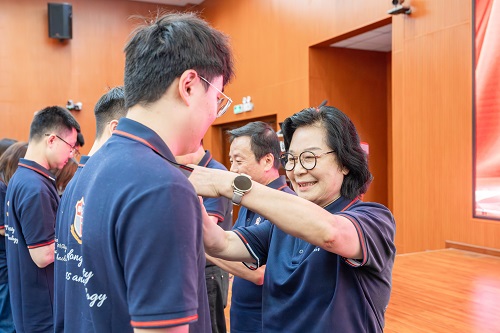 佩戴校徽1.jpg