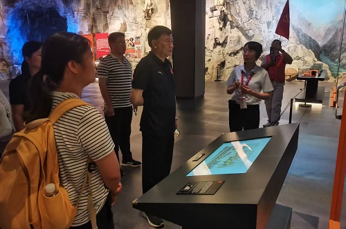 参观华侨博物馆.jpg 参观华侨博物馆.jpg
