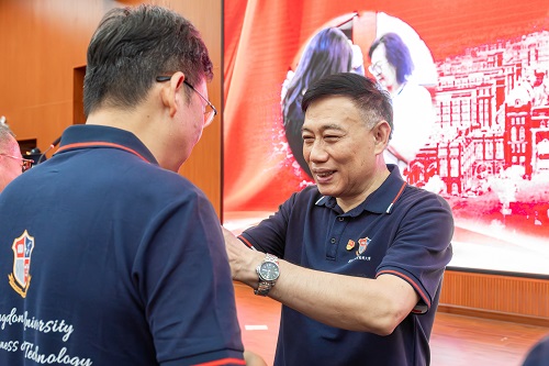佩戴校徽3.jpg