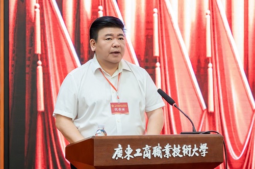 莫秀全作报告.jpg