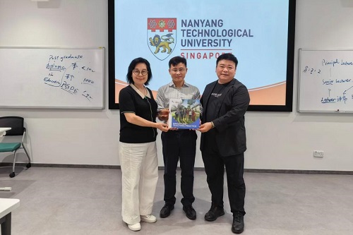 南洋理工大学杨沛东博士向学校赠书.jpg
